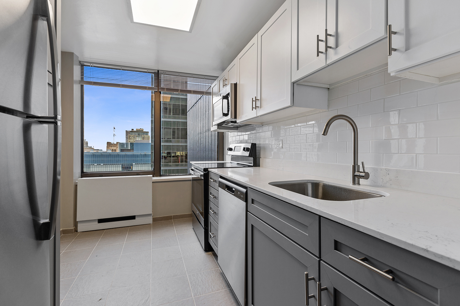 arrive-streeterville-apartment-homes-for-rent-chicago-il-60611-kitchen